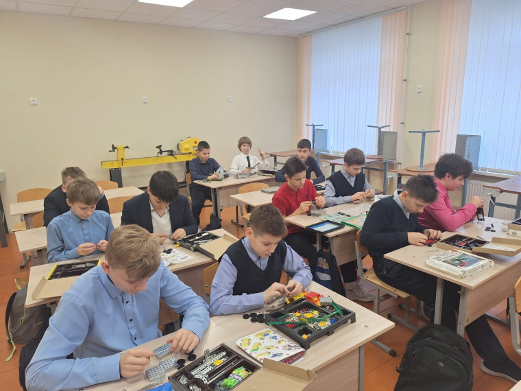 Ученики с удовольствием посещают кружок «Робототехника» (рук. Моган В. В.). Это увлечение развивает техническую любознательность, мышление, аналитический ум, тренирует упорство и усидчивость. Ученики с удовольствием посещают кружок «Робототехника» (рук. Моган В. В.). Это увлечение развивает техническую любознательность, мышление, аналитический ум, тренирует упорство и усидчивость..
